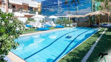Una piscina al aire libre de temporada (de 09:30 a 18:00), sombrillas
