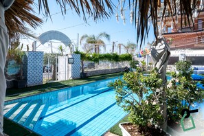 Una piscina al aire libre de temporada (de 09:30 a 18:00), sombrillas