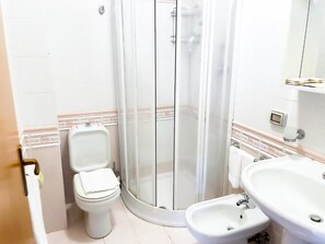 Habitación doble | Baño | Toallas y papel de baño 
