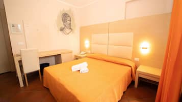 雙人房 | 迷你吧、免費無線上網、床單