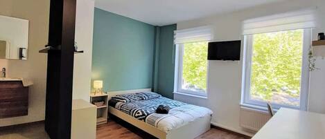 6 عدّة غرف نوم ومكواة/لوح كي وواي فاي وملاءات أسرّة