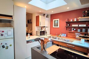 Kjøleskap, mikrobølgeovn, ovn og brødrister