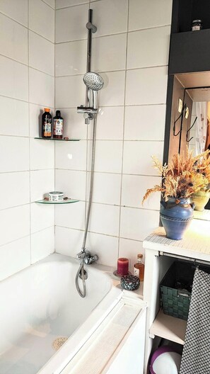 Shower, hair dryer - Petit Calais Tourcoing : maison culture et art (Tourcoing)