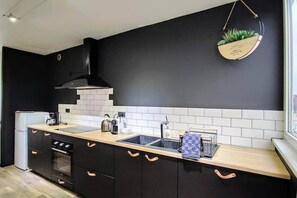 ثلاجة، ميكروويف، فرن، محمصة خبز