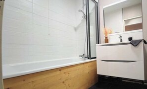Shower, hair dryer - Atelier Wagram: appartement au cœur de Tourcoing (Tourcoing)