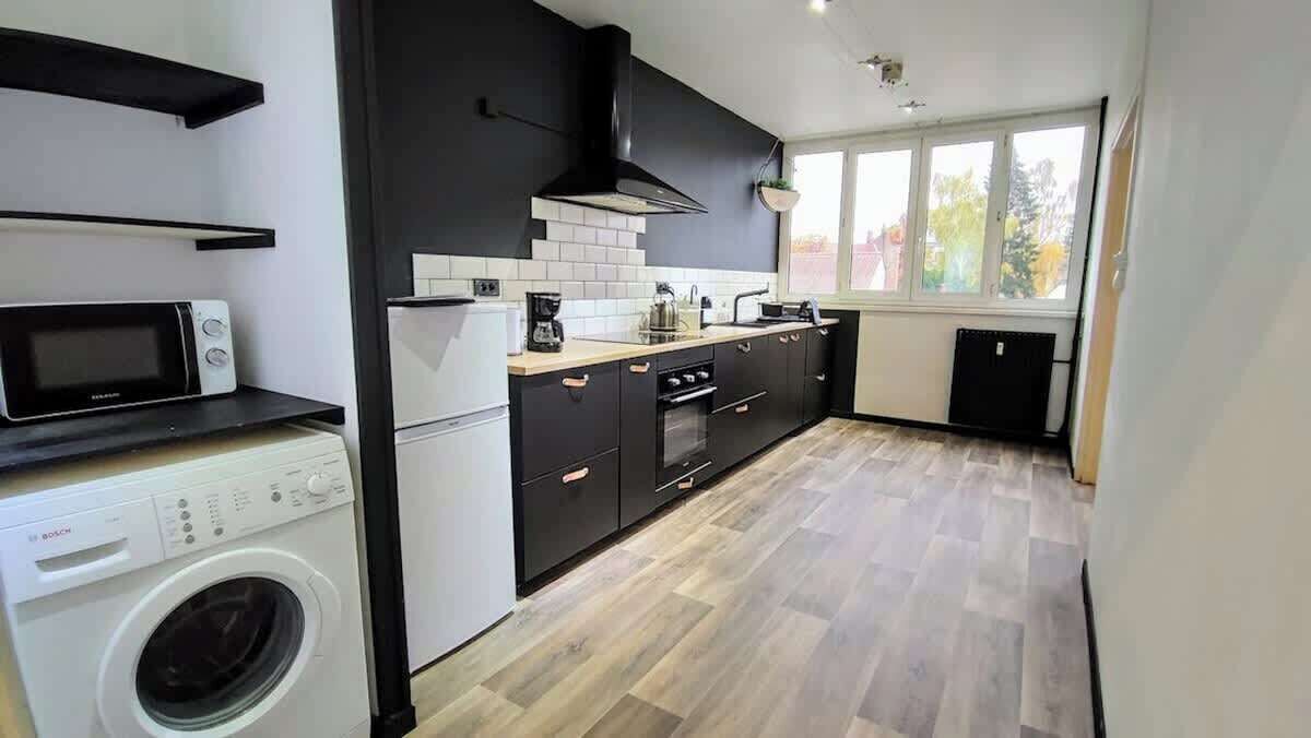 Jääkaappi, mikroaaltouuni, uuni, kahvin-/teenkeitin