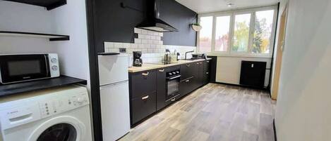 Jääkaappi, mikroaaltouuni, uuni, kahvin-/teenkeitin