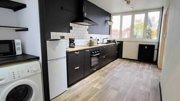 Een koelkast, een microgolfoven, een oven, een broodrooster