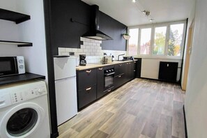 ثلاجة، ميكروويف، فرن، محمصة خبز