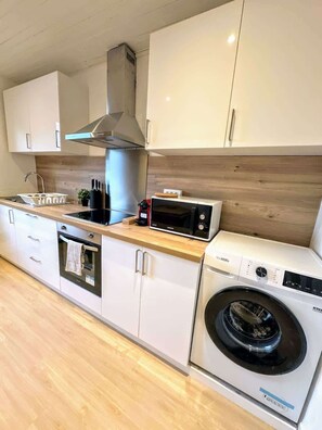 Jääkaappi, mikroaaltouuni, uuni, kahvin-/teenkeitin