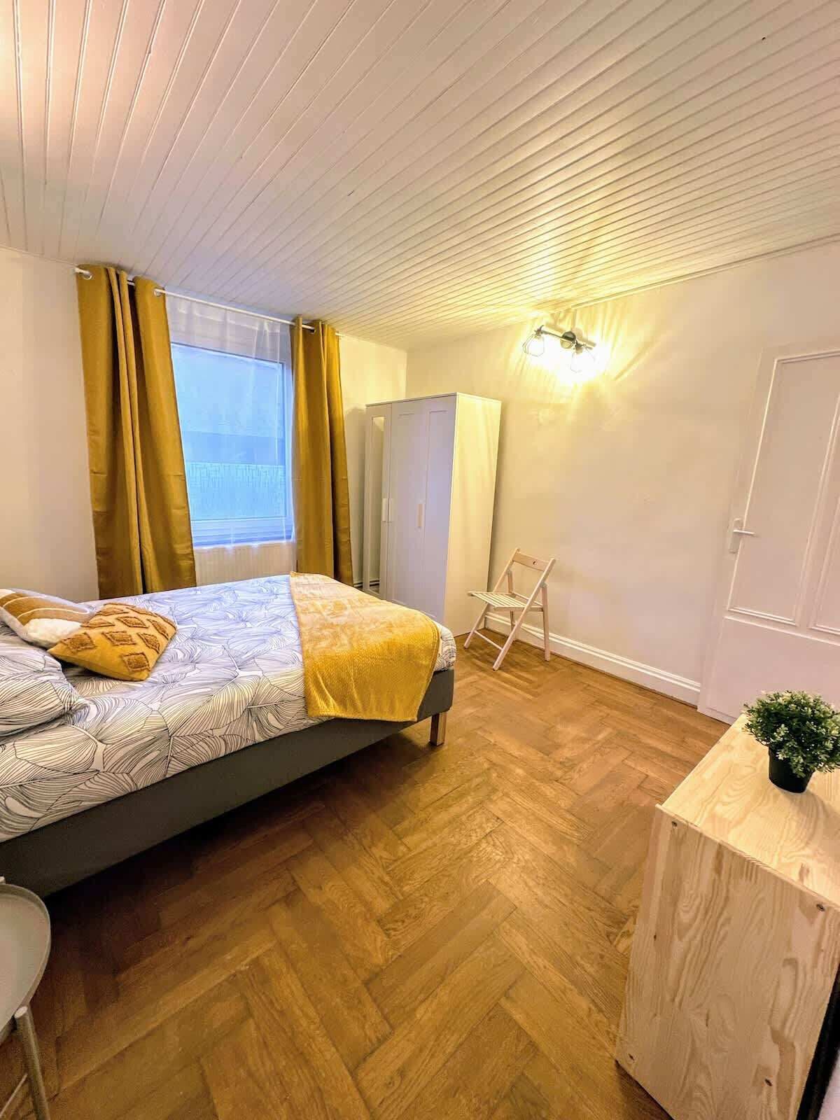 1 slaapkamer, een strijkplank/strijkijzer, wifi, beddengoed