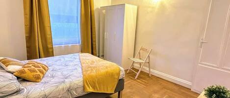 1 slaapkamer, een strijkplank/strijkijzer, wifi, beddengoed