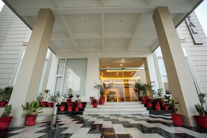 Vista frontal de la propiedad