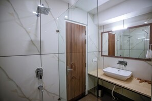 Superior-Zimmer | Badezimmer | Dusche, Regendusche, Designer-Toilettenartikel, Haartrockner