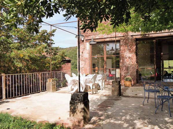 Outdoor dining - Domaine la Pause in Aveyron, country house - ideal for families or friends (Vabres-l'Abbaye)