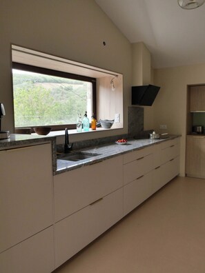 Fridge, microwave, oven, stovetop - Domaine la Pause in Aveyron, country house - ideal for families or friends (Vabres-l'Abbaye)