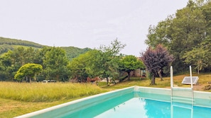 A swimming pool with a view of a hilly landscape and trees. - Domaine la Pause in Aveyron, country house - ideal for families or friends (Vabres-l'Abbaye)