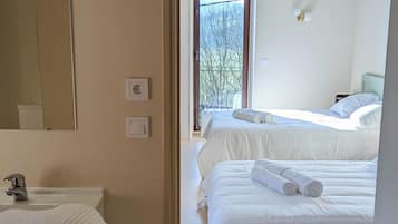 3 chambres, bureau, lit parapluie, accès Internet