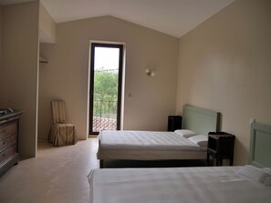 3 bedrooms, desk, travel crib, internet - Domaine la Pause in Aveyron, country house - ideal for families or friends (Vabres-l'Abbaye)