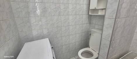 Basic-lejlighed | Badeværelse | Kombination af bruser/badekar, gratis toiletartikler, hårtørrer