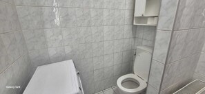 基础公寓 | 浴室 | 淋浴/盆浴组合、免费洗浴用品、吹风机、毛巾