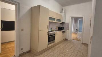 Basic Apartment | Private kitchen | Fridge, microwave, oven, stovetop