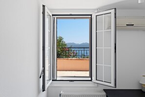 A room with a view of mountains and a balcony with plants. - Villa Fortuna, Villa (Lefkada)