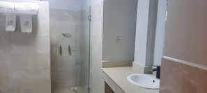 ห้องเอ็กเซกคิวทีฟดับเบิล | ห้องน้ำ | ฝักบัว, ของใช้ในห้องน้ำฟรี, รองเท้าสวมภายในห้อง, ผ้าเช็ดตัว