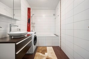 Suihku, hiustenkuivaaja, pyyhkeet