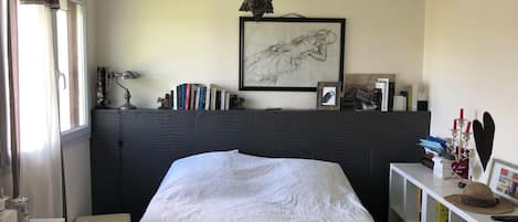 5 bedrooms, iron/ironing board, WiFi, bed sheets