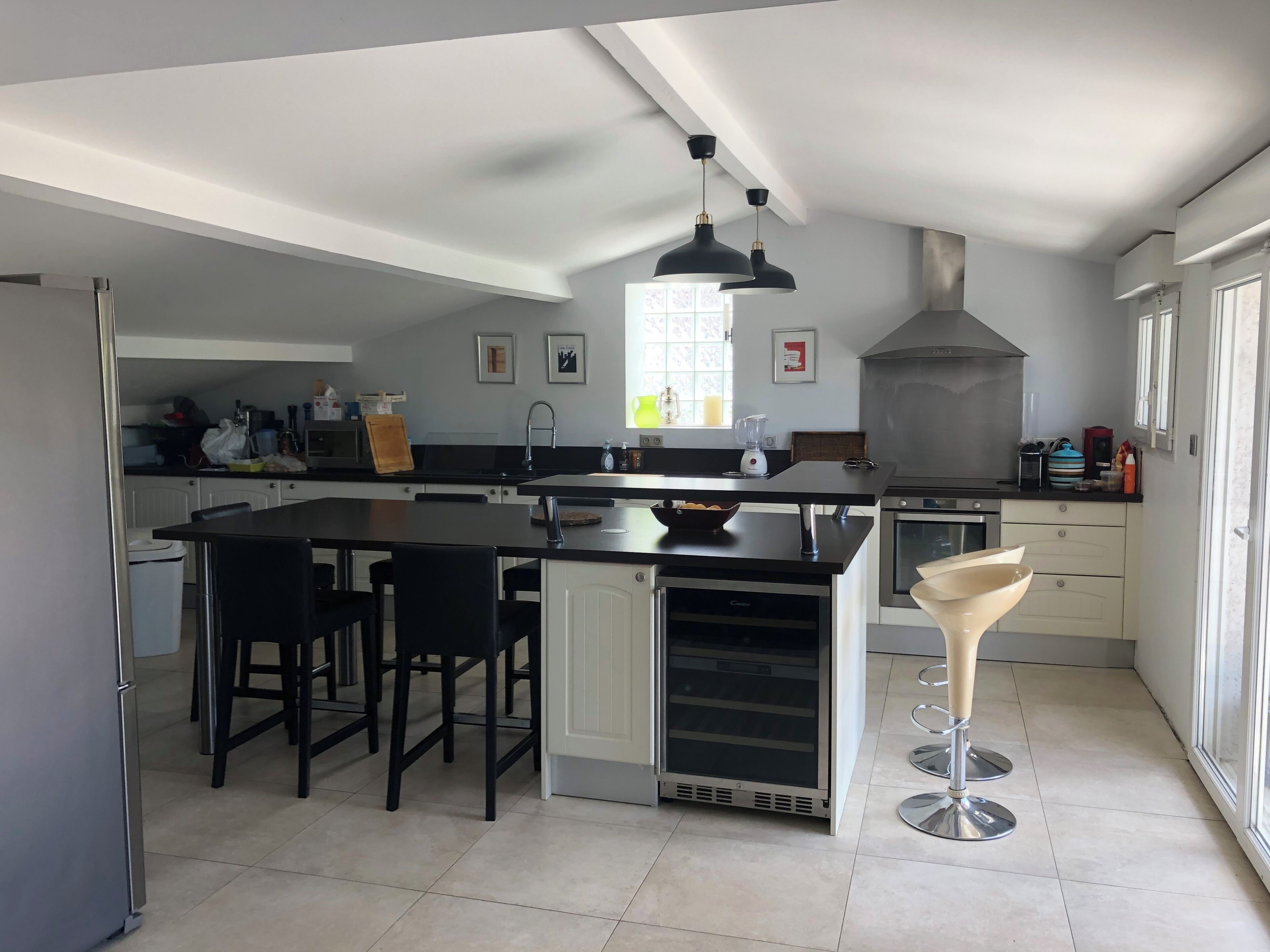 Een magnetron, een oven, een kookplaat, een vaatwasser