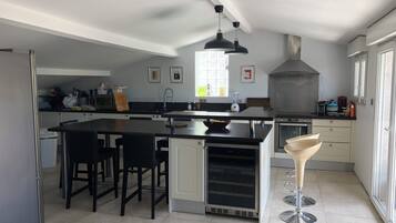 Een magnetron, een oven, een kookplaat, een vaatwasser