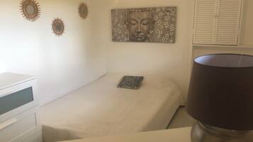 5 bedrooms, iron/ironing board, WiFi, bed sheets