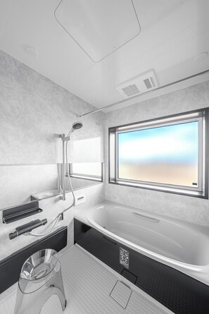 Kostenlose Toilettenartikel, Haartrockner, Hausschuhe, Bidet