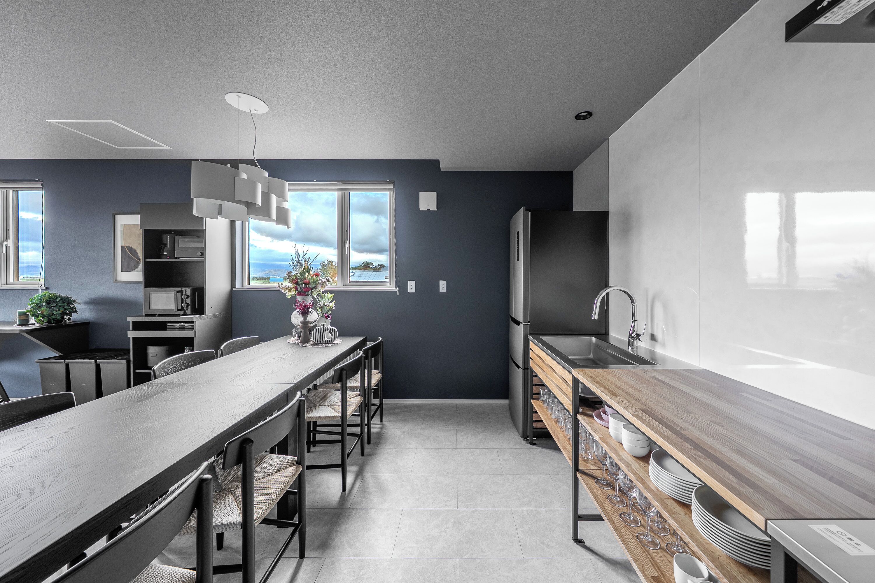 Réfrigérateur, micro-ondes, plaque de cuisson, cuiseur de riz