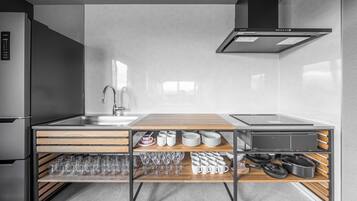 Geladeira, micro-ondas, cooktop, cadeirão de bebê