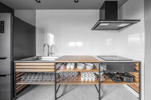 Geladeira, micro-ondas, cooktop, cadeirão de bebê