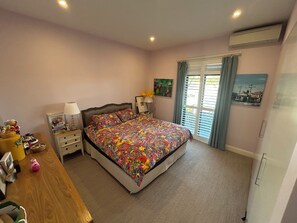 3 bedrooms, desk, iron/ironing board, free WiFi