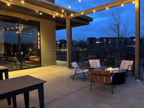 Lux studio w/Pool, Sauna, Utilities incl and free private parking. Pet Friendly!
