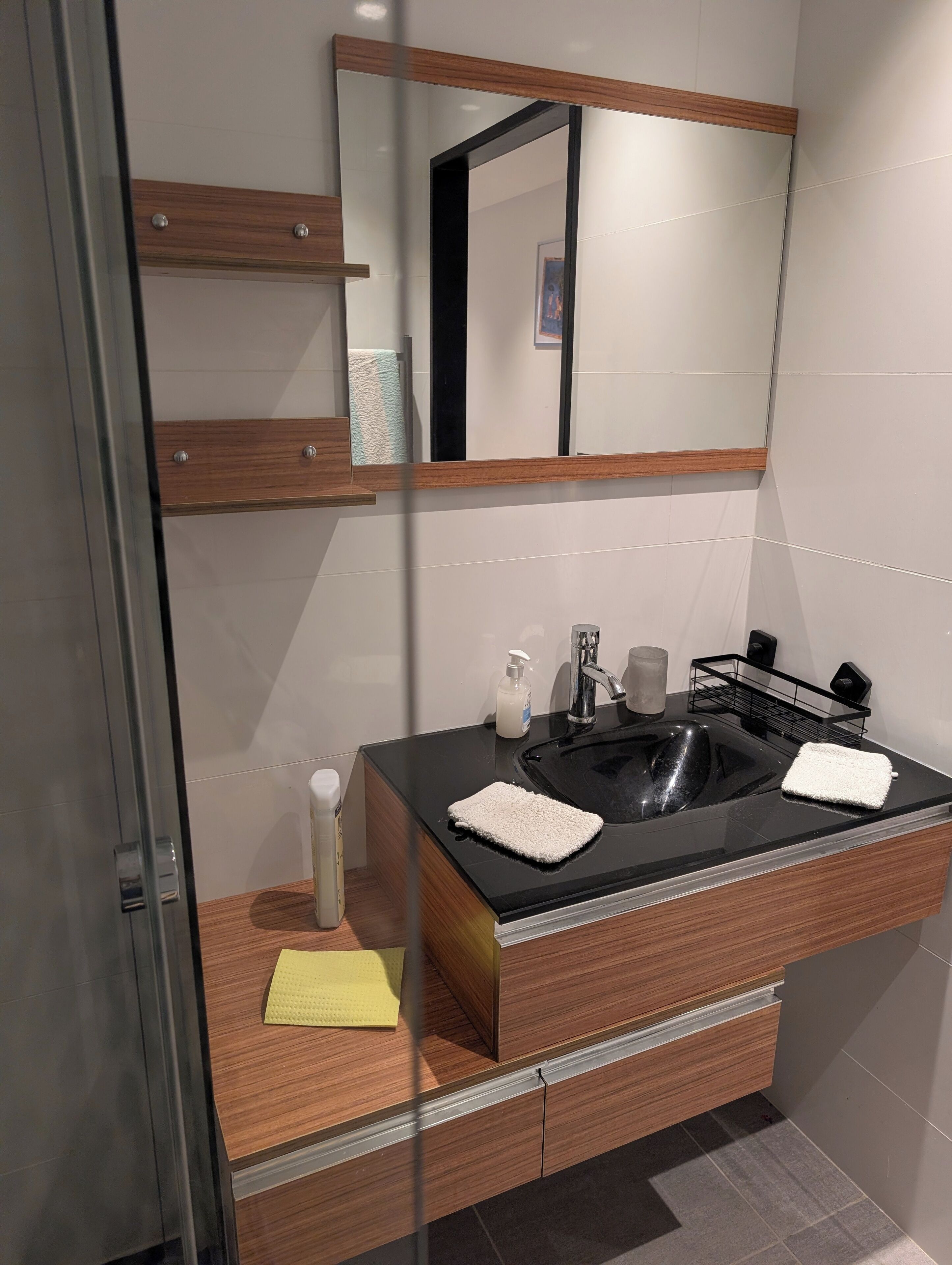 Sèche-cheveux, serviettes fournies, savon, papier toilette