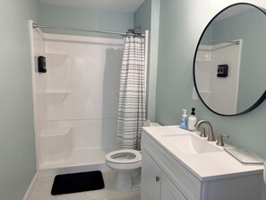 Douche, sèche-cheveux, serviettes fournies, savon