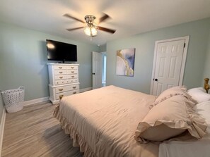 3 Schlafzimmer, Schreibtisch, Bügeleisen/Bügelbrett, Reisekinderbett