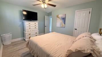 3 bedrooms, desk, iron/ironing board, travel cot