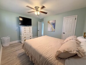 3 chambres, bureau, fer et planche à repasser, lit parapluie