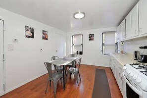 Room - Cozy 2BR Apartment in the Heart of Chelsea (New York)