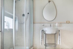Bruser, hårtørrer, bidet, håndklæder