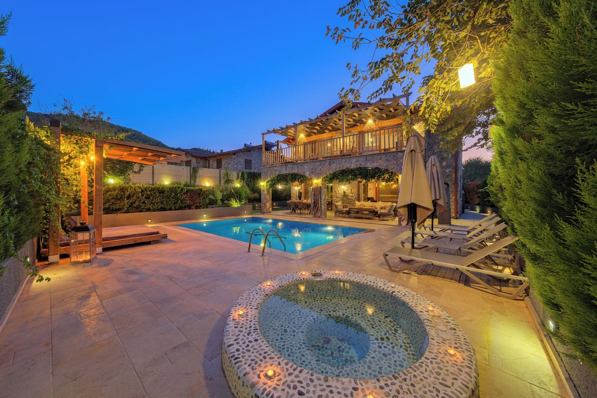 مكواة/لوح كي وأسرّة أطفال/رضّع (مجانًا) وملاءات أسرّة