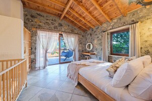 Tabla de planchar con plancha, cunas gratuitas y ropa de cama 