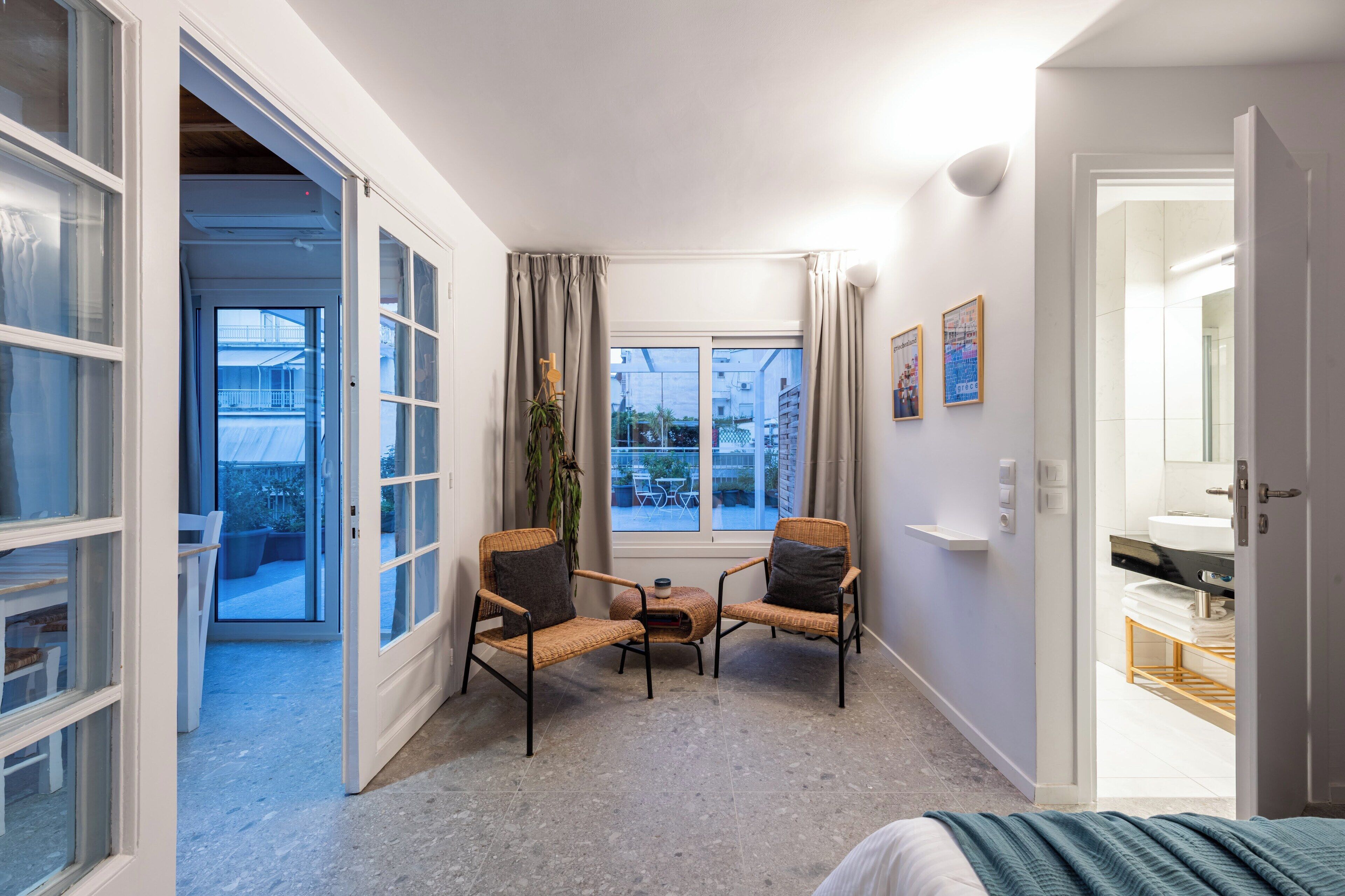 Caja de seguridad en la habitación y tabla de planchar con plancha 