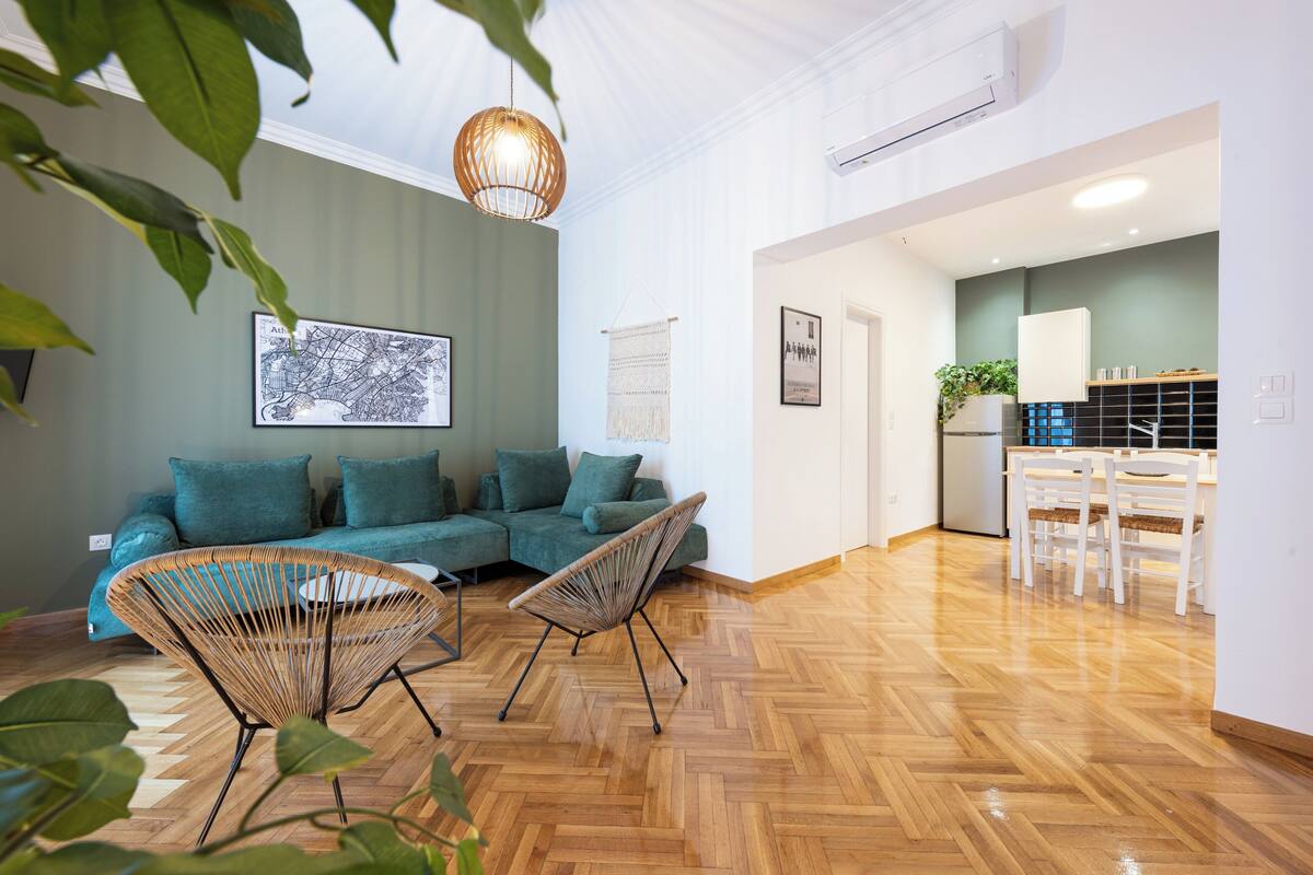 Caja de seguridad en la habitación y tabla de planchar con plancha